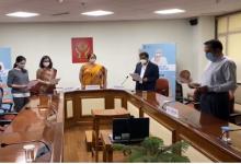 NHRC, Member Mrs. Jyotika Kalra, administers "COVID-19 Pledge" to the employees of the Commission on  21.10.2020